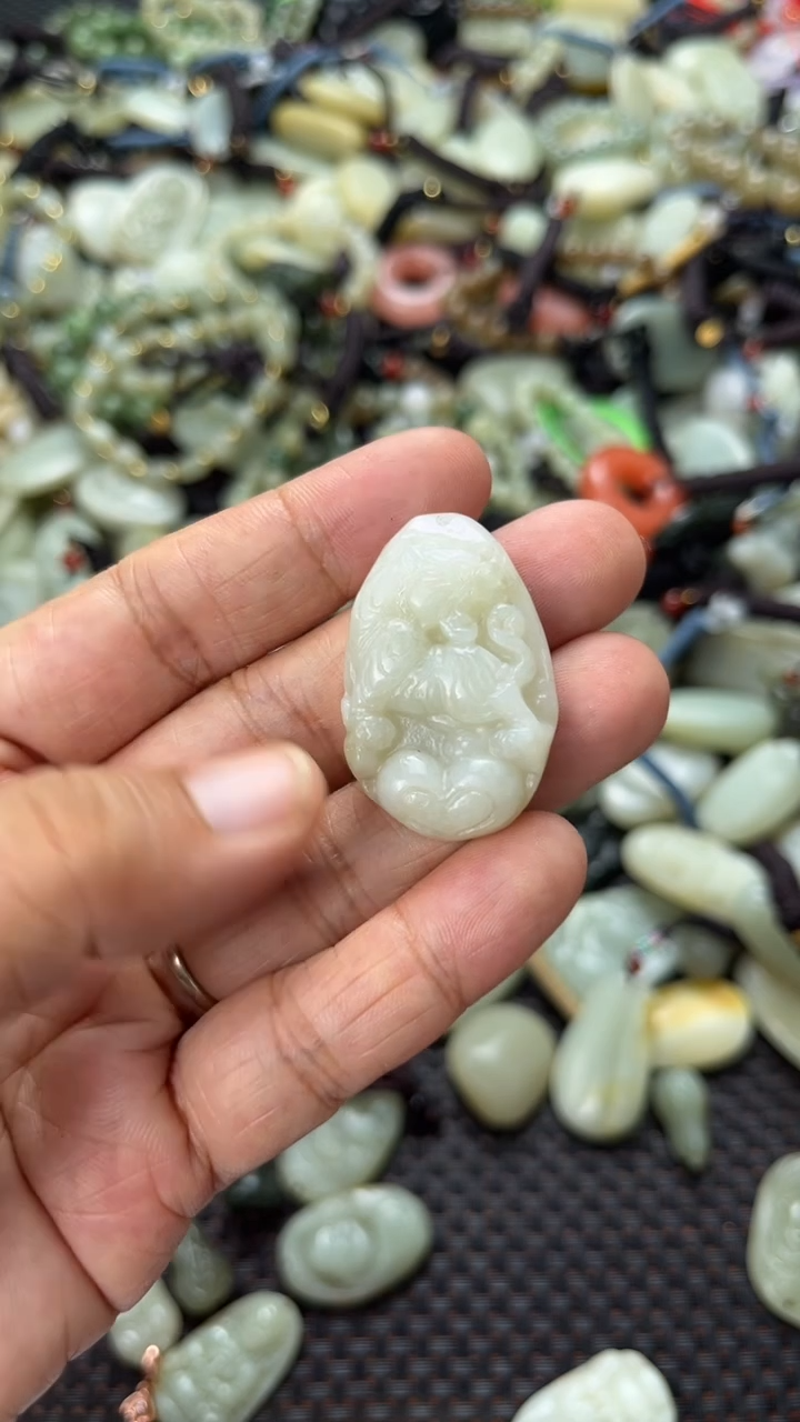 和田玉未镶嵌颈饰（多样性发一件）没有证书有瑕