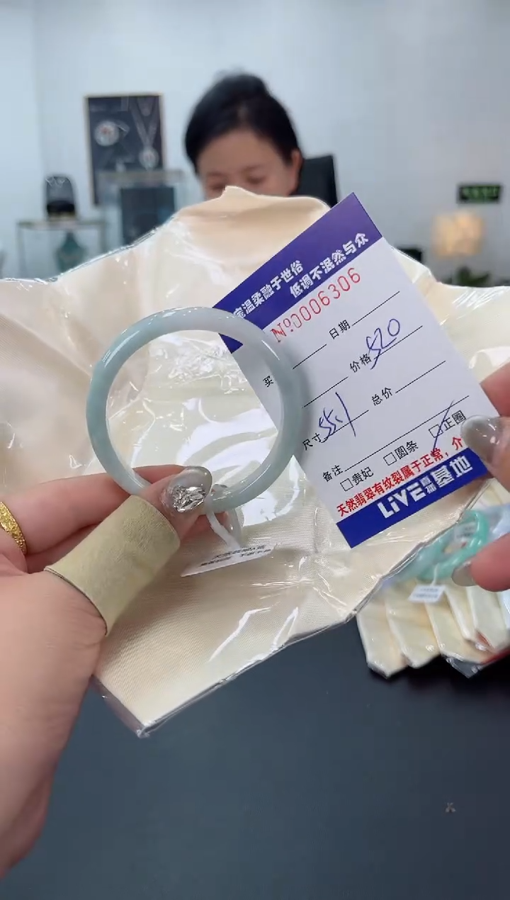 【闪购商品】翡翠手镯未镶嵌天然翡翠A货