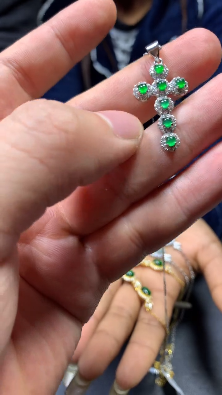 【闪购商品】翡翠吊坠(赠链)未镶嵌0698921646/多样性发一