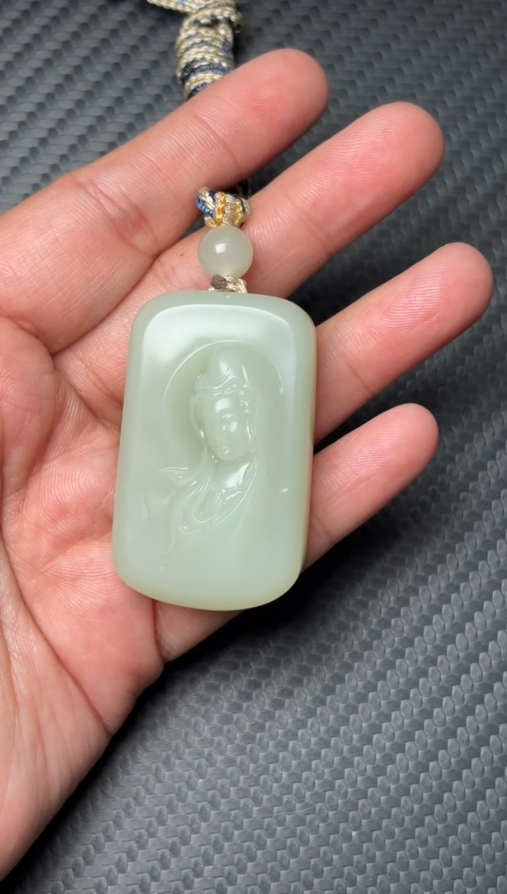 吊坠(赠链)未镶嵌和田玉A****r且末微色差迪克兰一细吊坠/95折