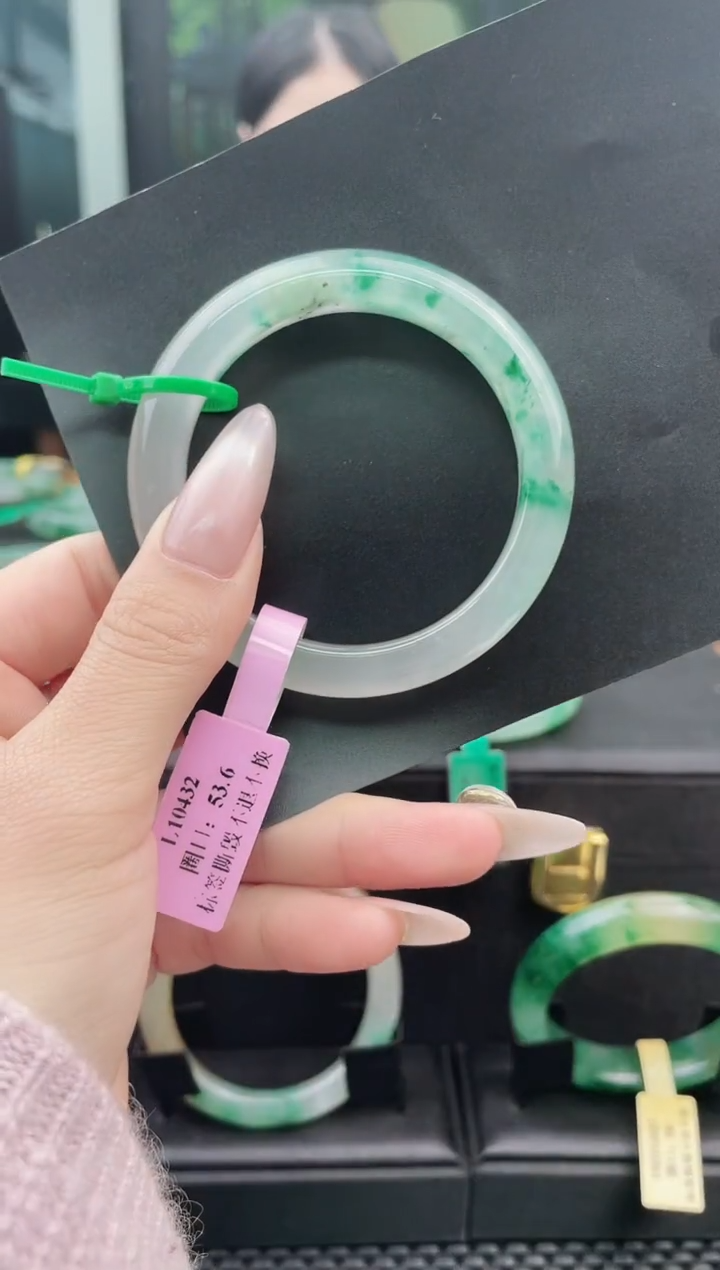 未镶嵌手镯石英质玉（非洲翠）手镯