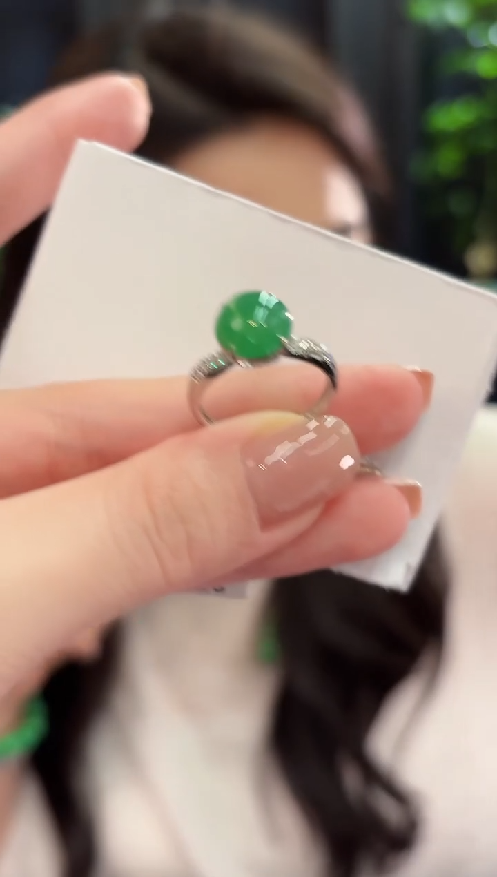 18K金镶嵌戒指翡翠 缅甸A货/支持复检/一件