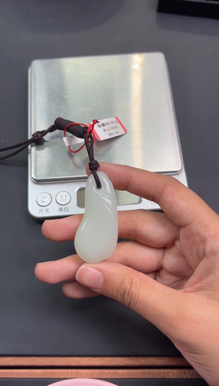 【闪购商品】和田玉吊坠(赠链)未镶嵌且末微色差米达吊坠