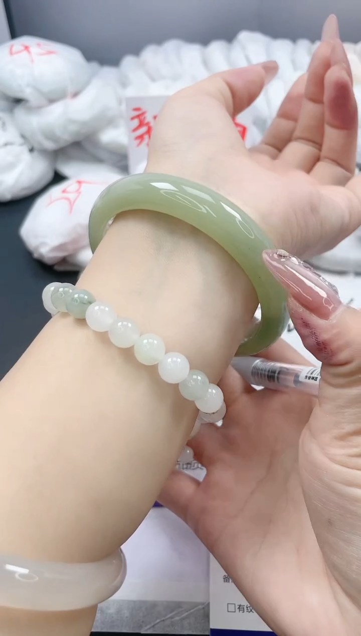 【闪购商品】石英质玉手镯未镶嵌219/62.2