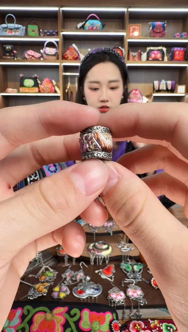 【闪购商品】织绣34蒙阿苏苗绣传承