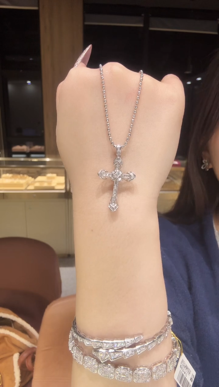 【闪购商品】钻石吊坠（不含链）18K金镶嵌十字架