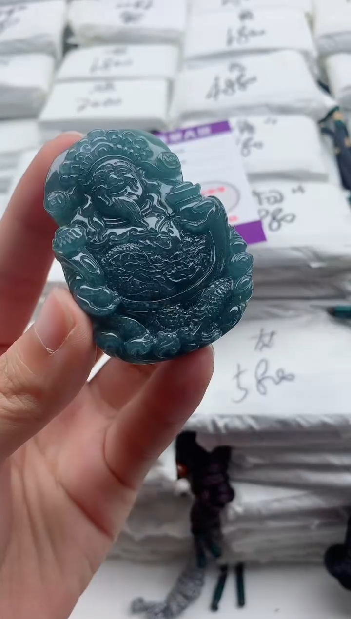 翡翠未镶嵌颈饰·······