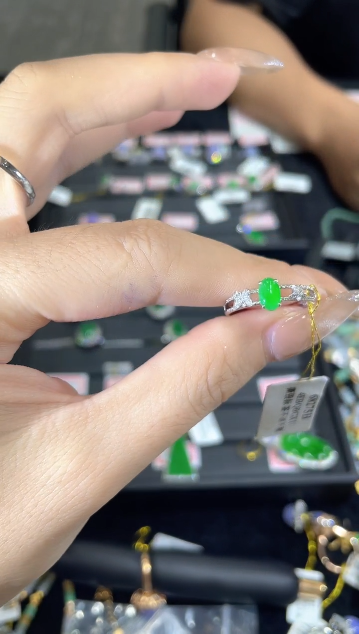 18K金镶嵌戒指翡翠HXFC