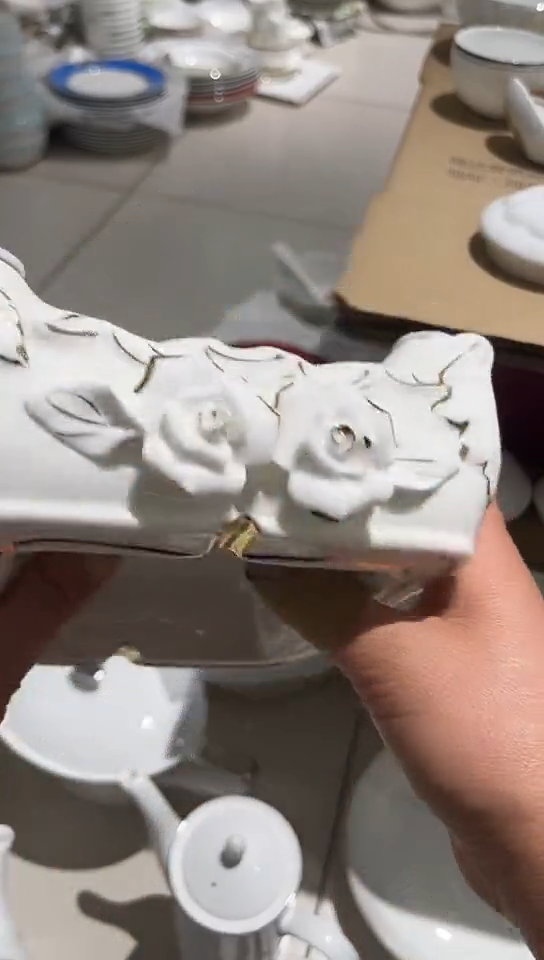 瓷微瑕烟灰缸隆达