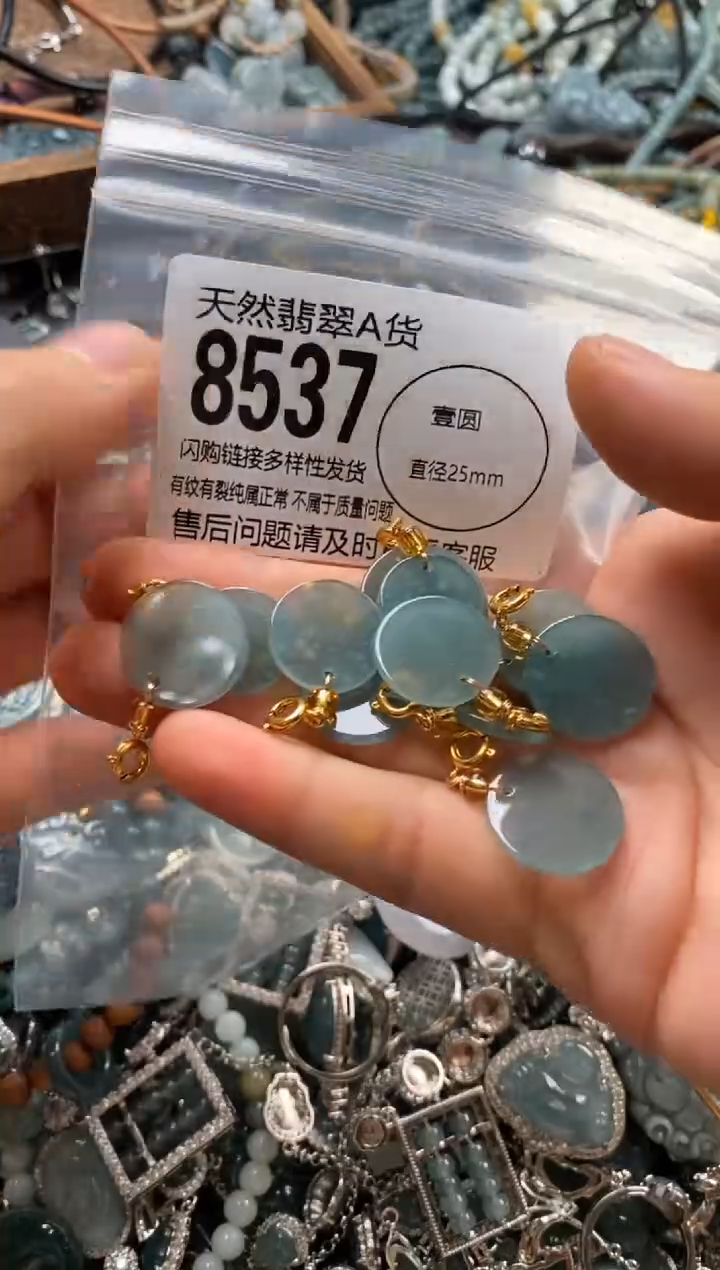 翡翠未镶嵌颈饰多样性发其一8537