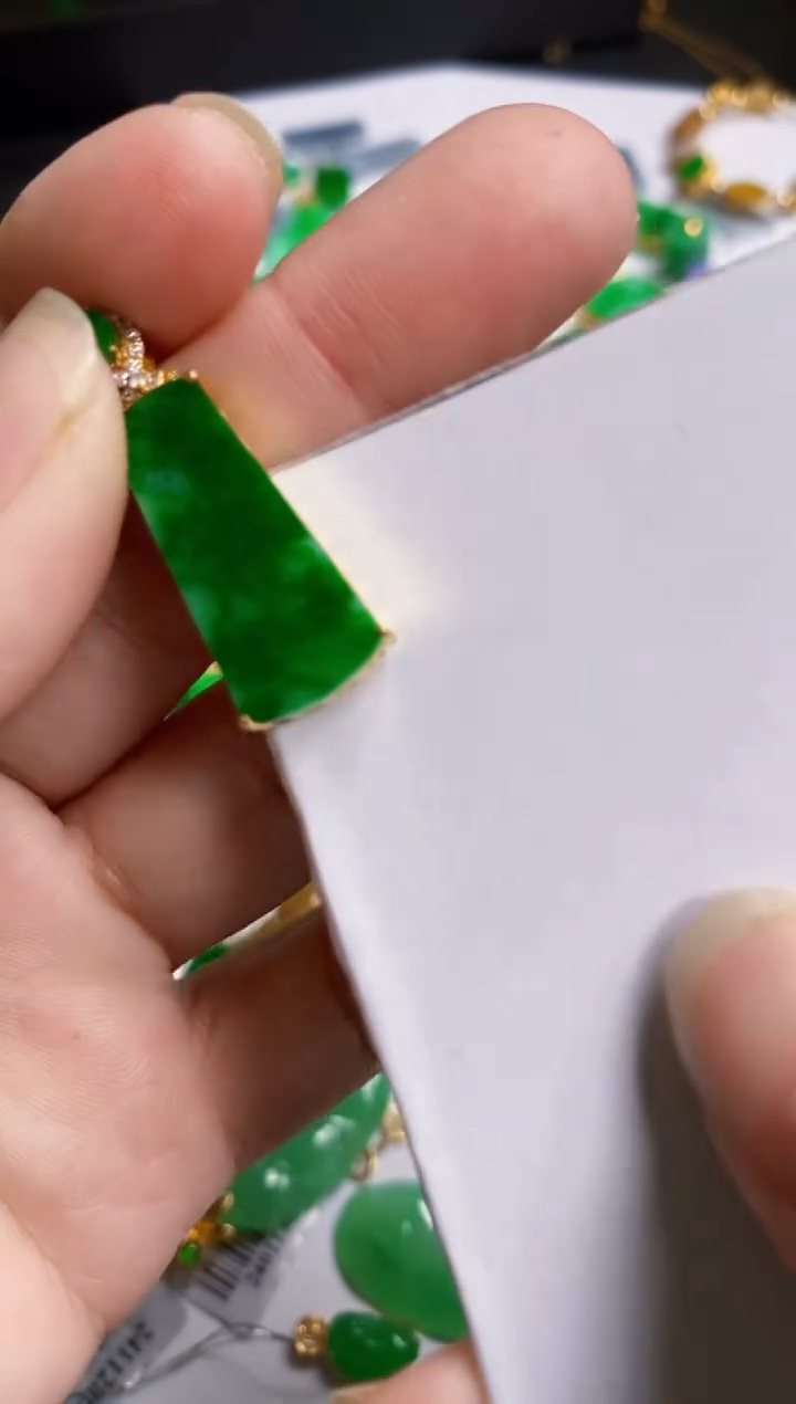 【闪购商品】翡翠颈饰18K金镶嵌吊坠无事牌