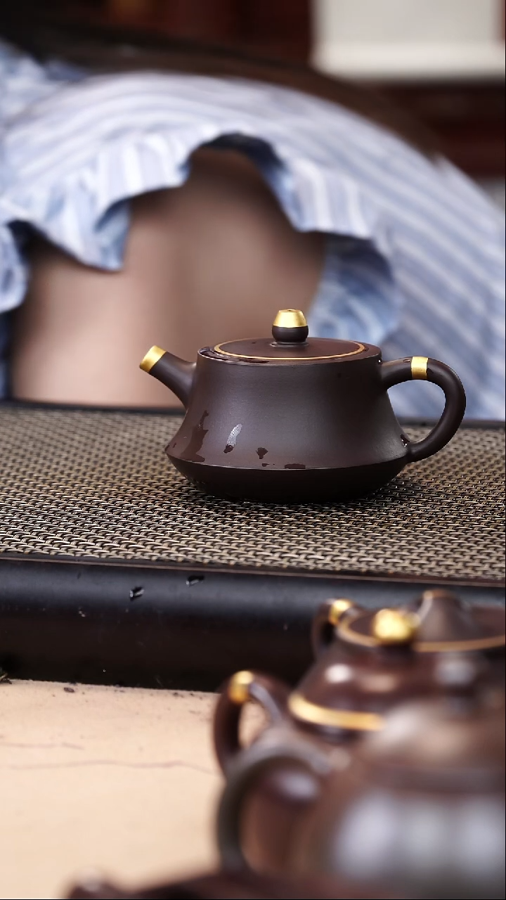 茶壶紫砂四号井茄皮紫泥描金柱础140cc