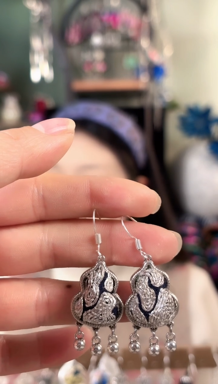 小*月彩云南阁非遗老绣饰品690*