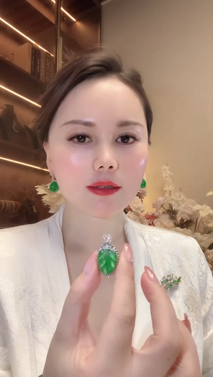 【闪购商品】翡翠吊坠(不含链)18K金镶嵌C66 