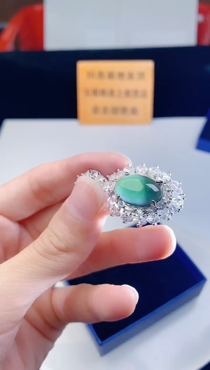 颈饰未镶嵌翡翠   