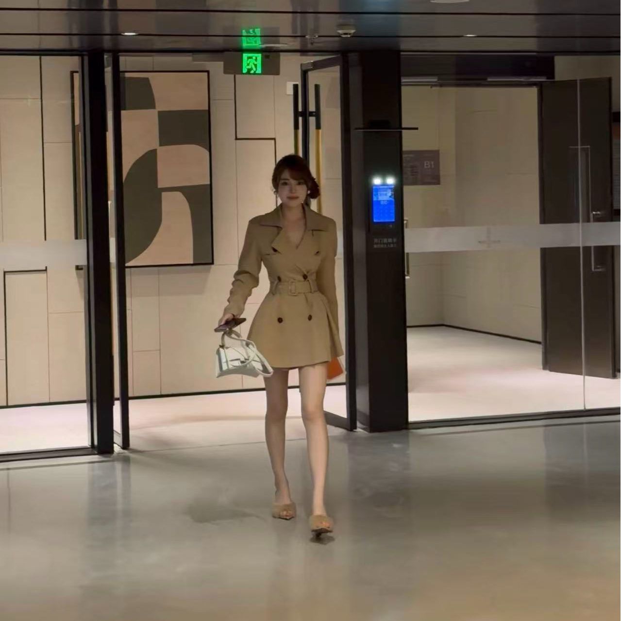 思思家【风衣女人最 好的医美】秋季收腰卡其色美女子必备风衣裙