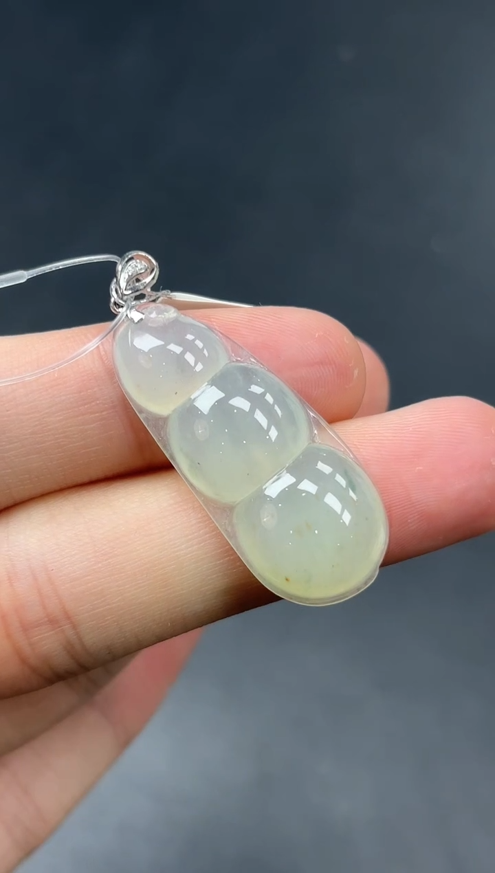 18K金镶嵌挂件翡翠豆子