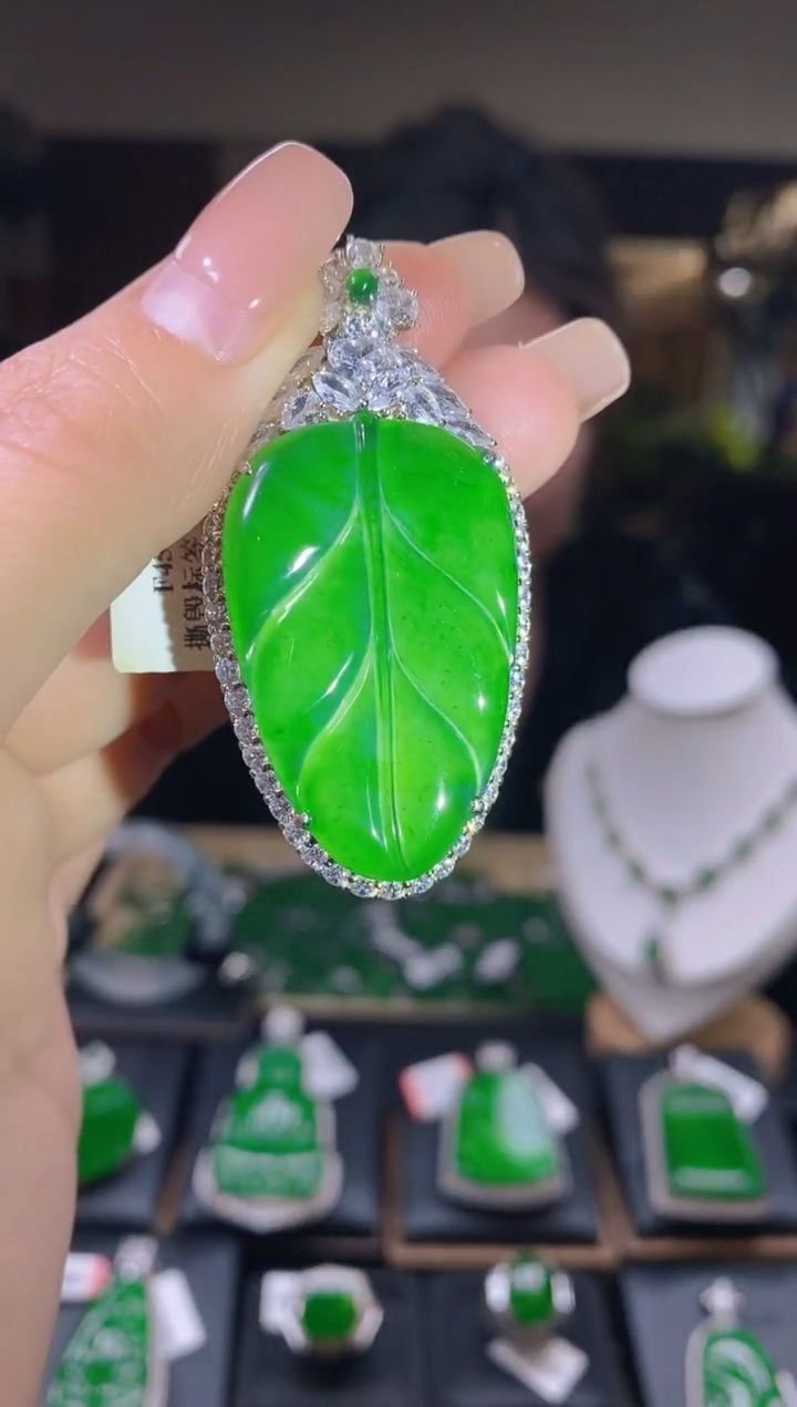 【闪购商品】翡翠吊坠(不含链)未镶嵌多样性发其一