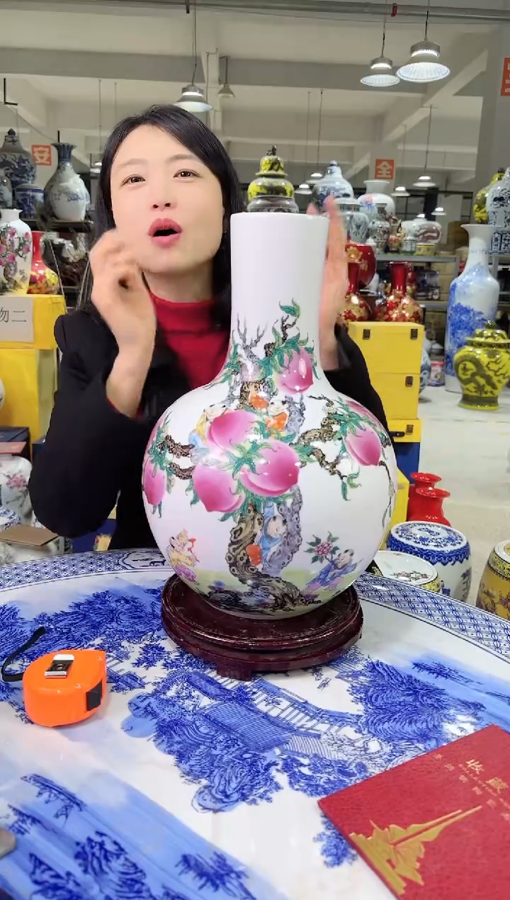 【闪购商品】陶瓷景德镇陶瓷九桃花瓶（送底座）