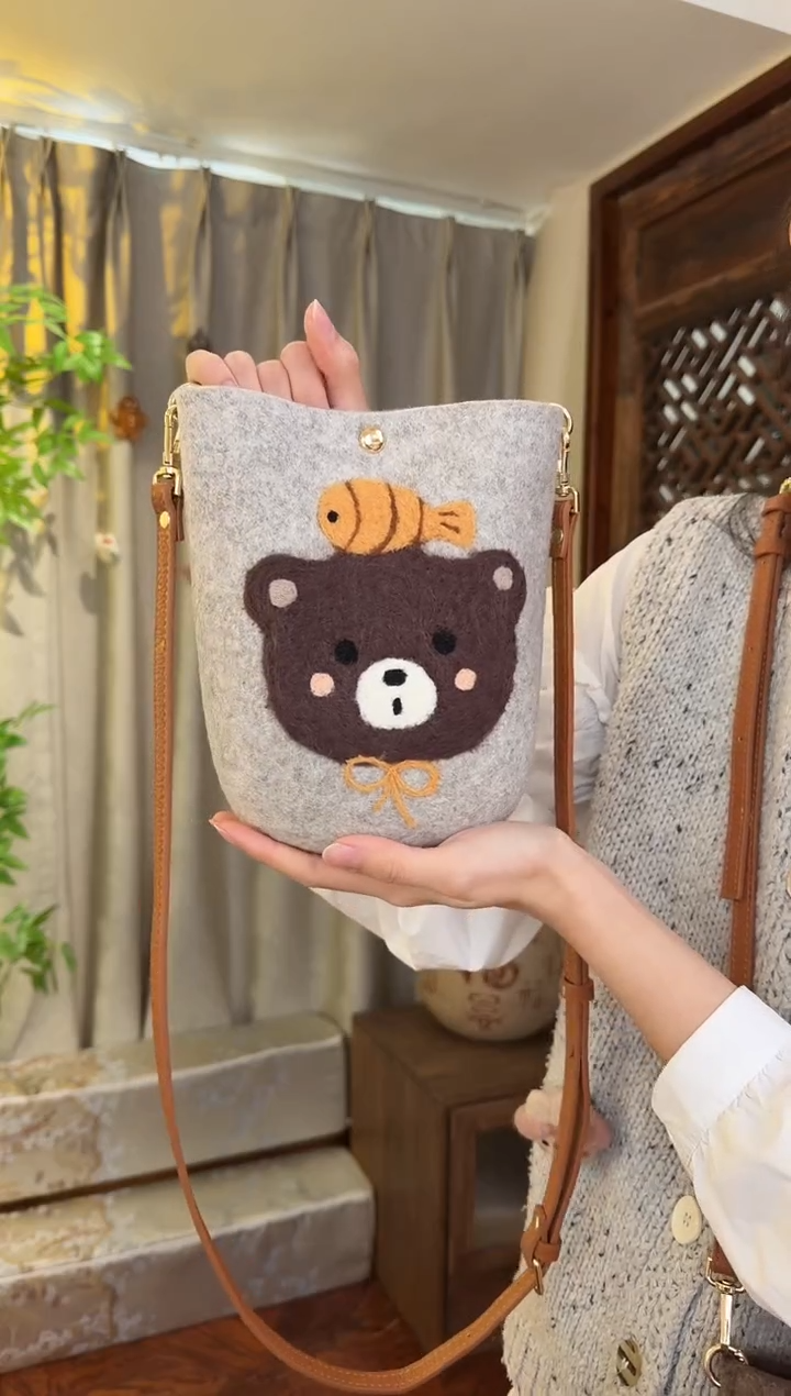 羊毛非遗羊毛毡包 手机包鱼小熊