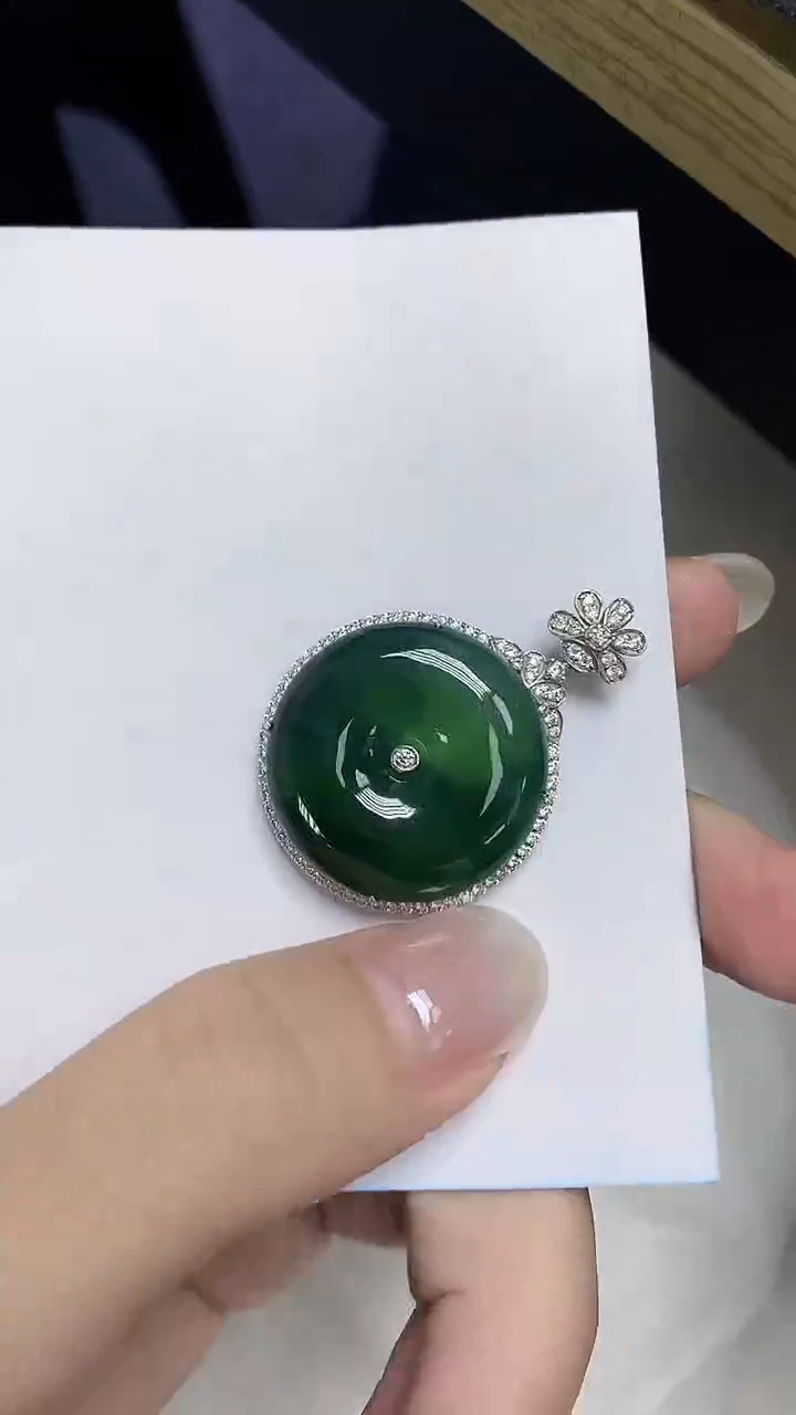 翡翠18K金镶嵌颈饰天然缅甸翡翠A货