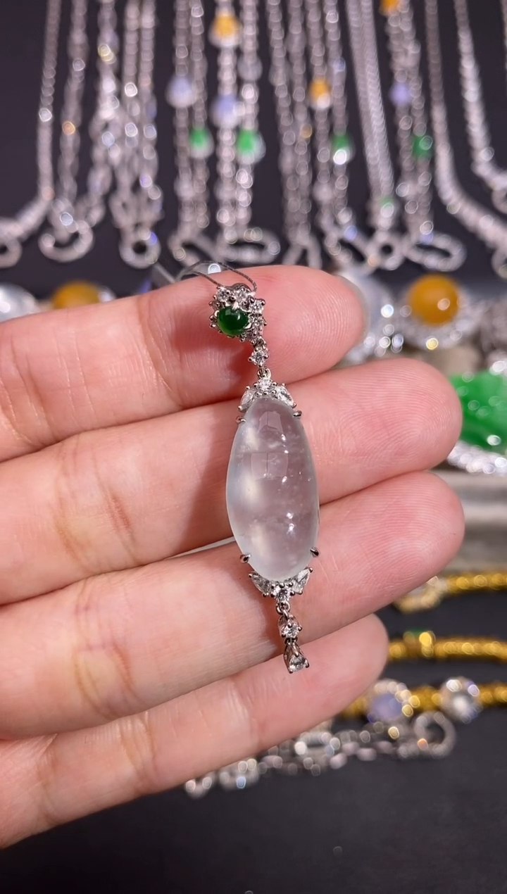 颈饰18K金镶嵌翡翠吊坠