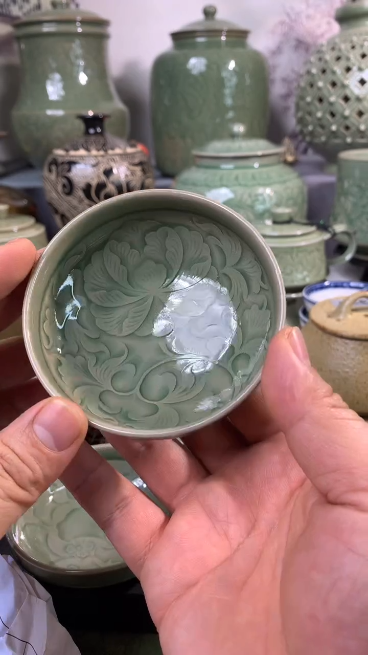 耀州窑缠枝牡丹单面刻画茶杯1只