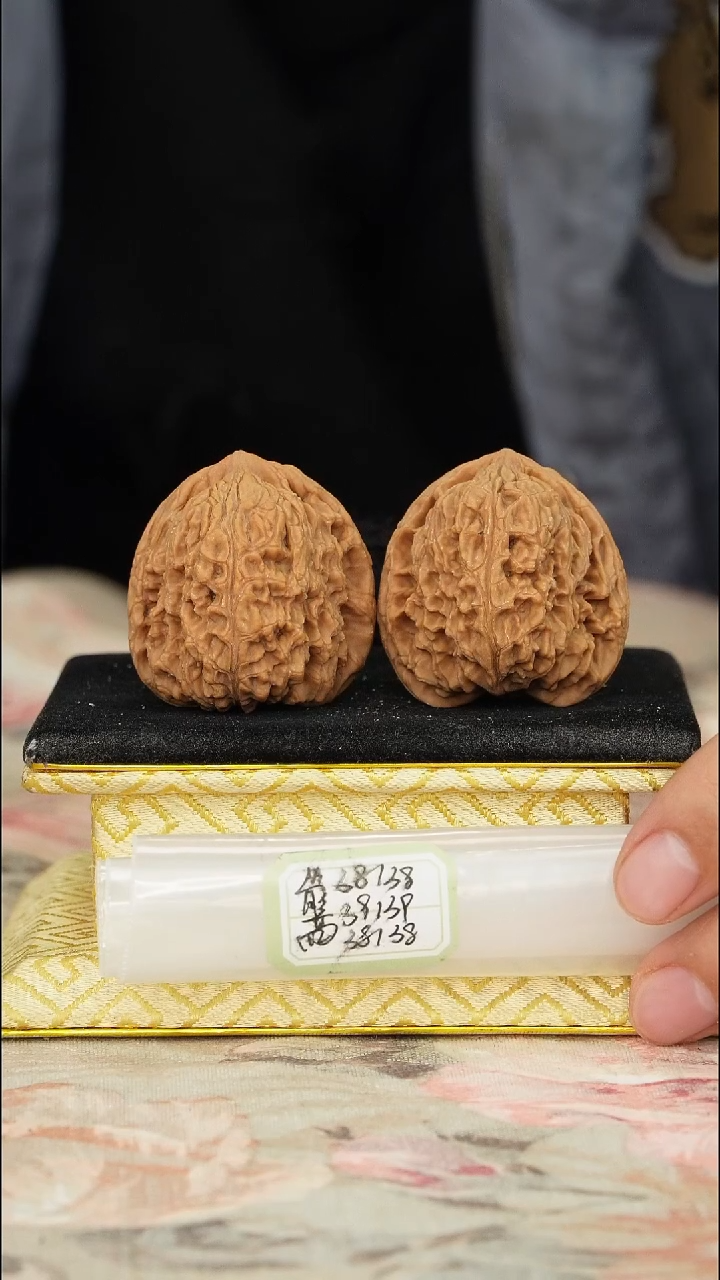 【闪购商品】文玩核桃把件赵喜满南将石