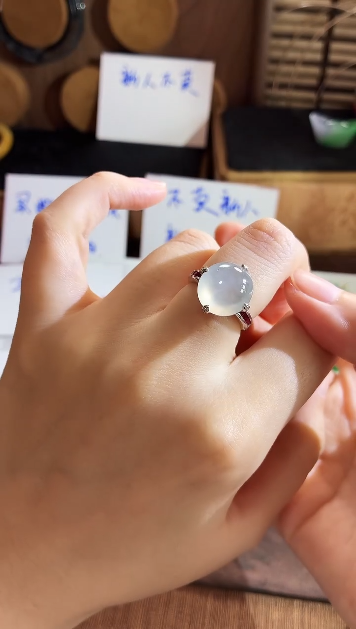 18K金镶嵌戒指翡翠手饰