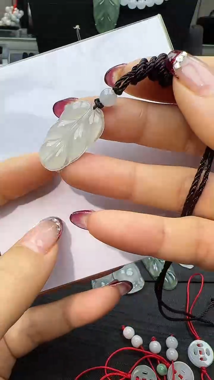 【闪购商品】翡翠颈饰未镶嵌叶子