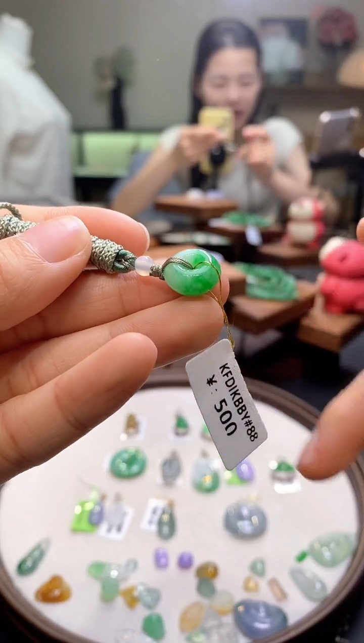 翡翠未镶嵌颈饰平安扣