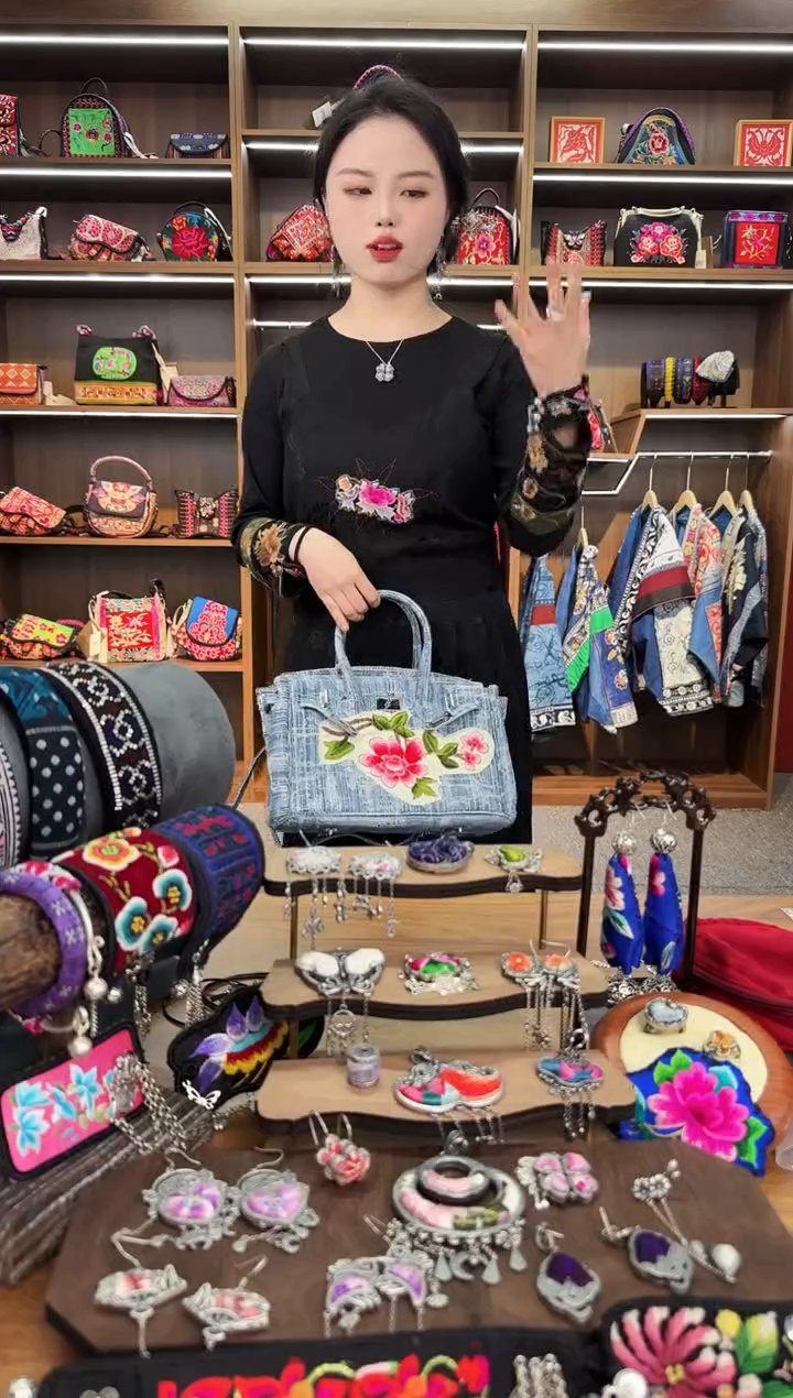 【闪购商品】织绣A48蒙阿苏苗绣传承