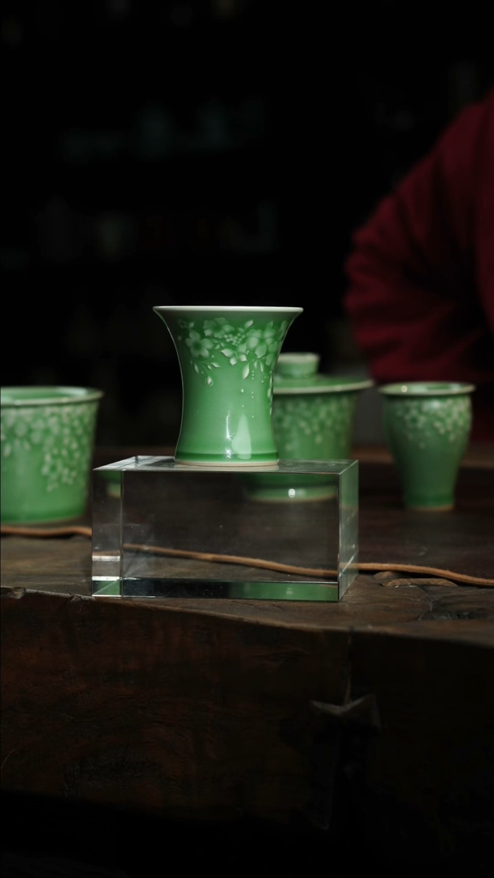 【闪购商品】瓷片李斌 梅子青繁花束腰杯