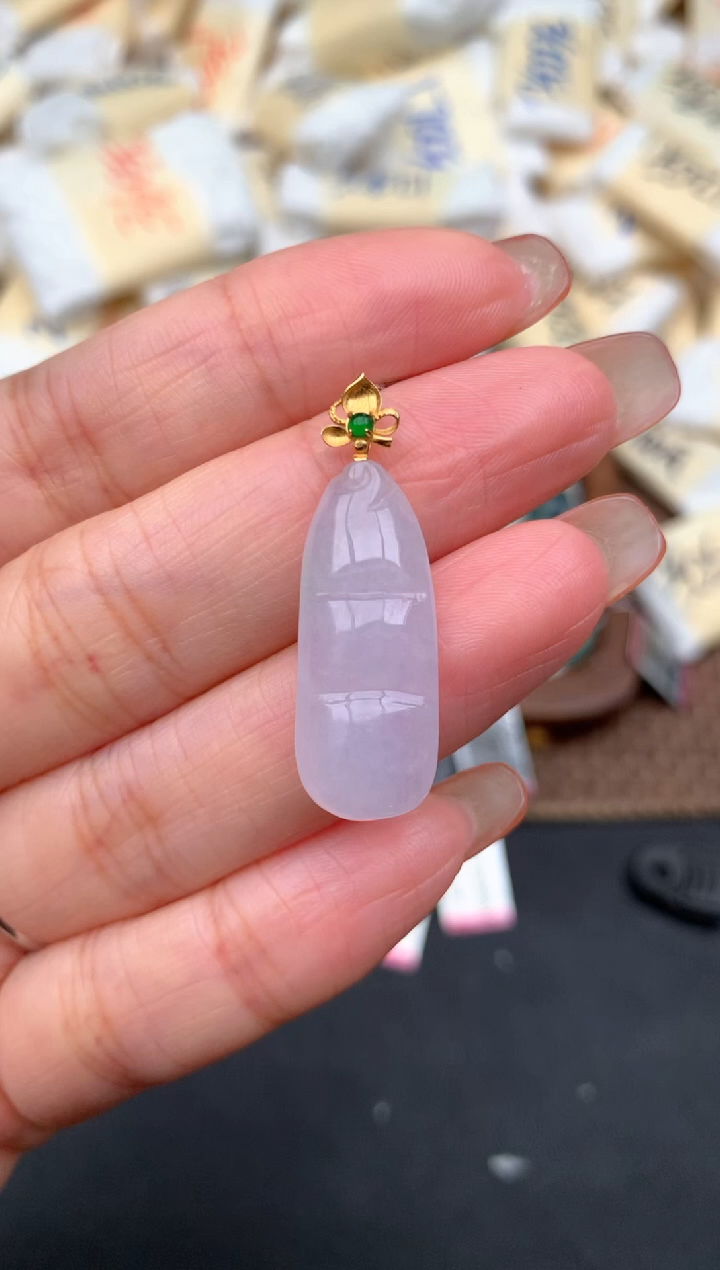 18K金镶嵌挂件翡翠一