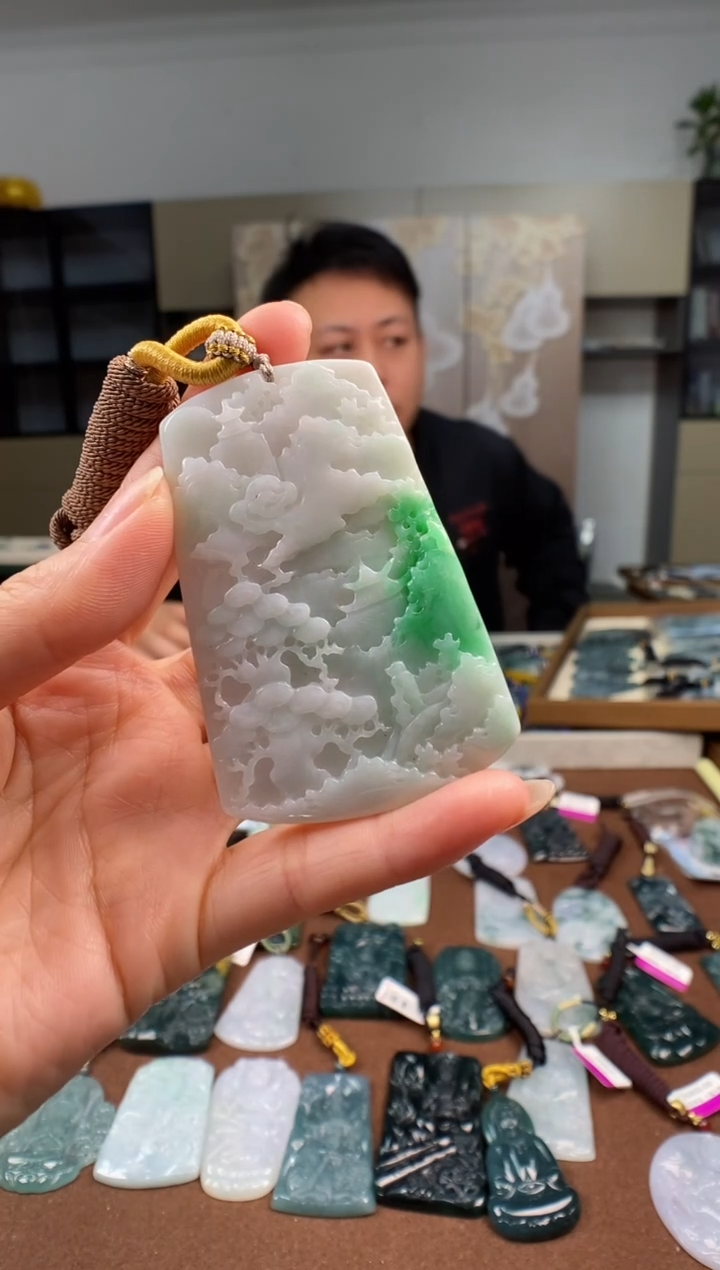 颈饰未镶嵌翡翠 多样性发其一