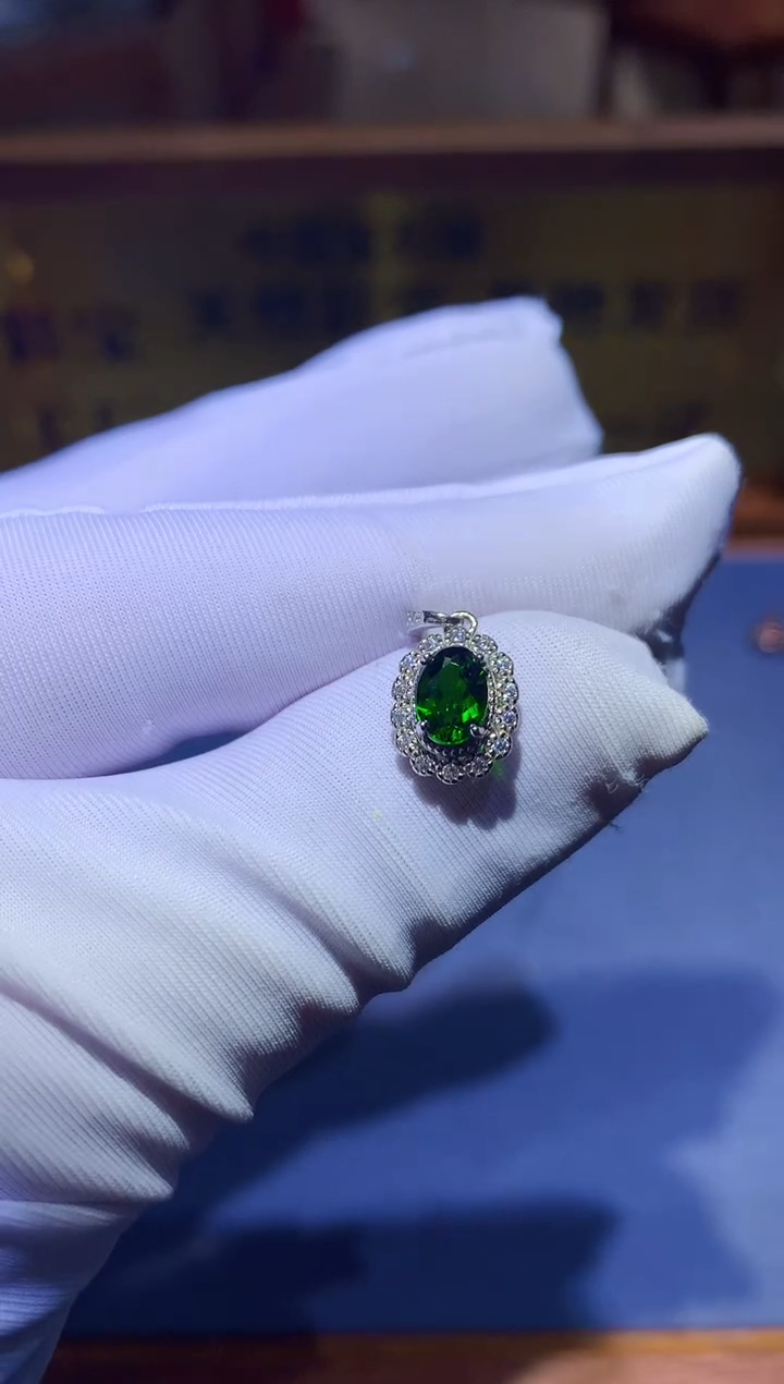 【闪购商品】透辉石颈饰银S925镶嵌........