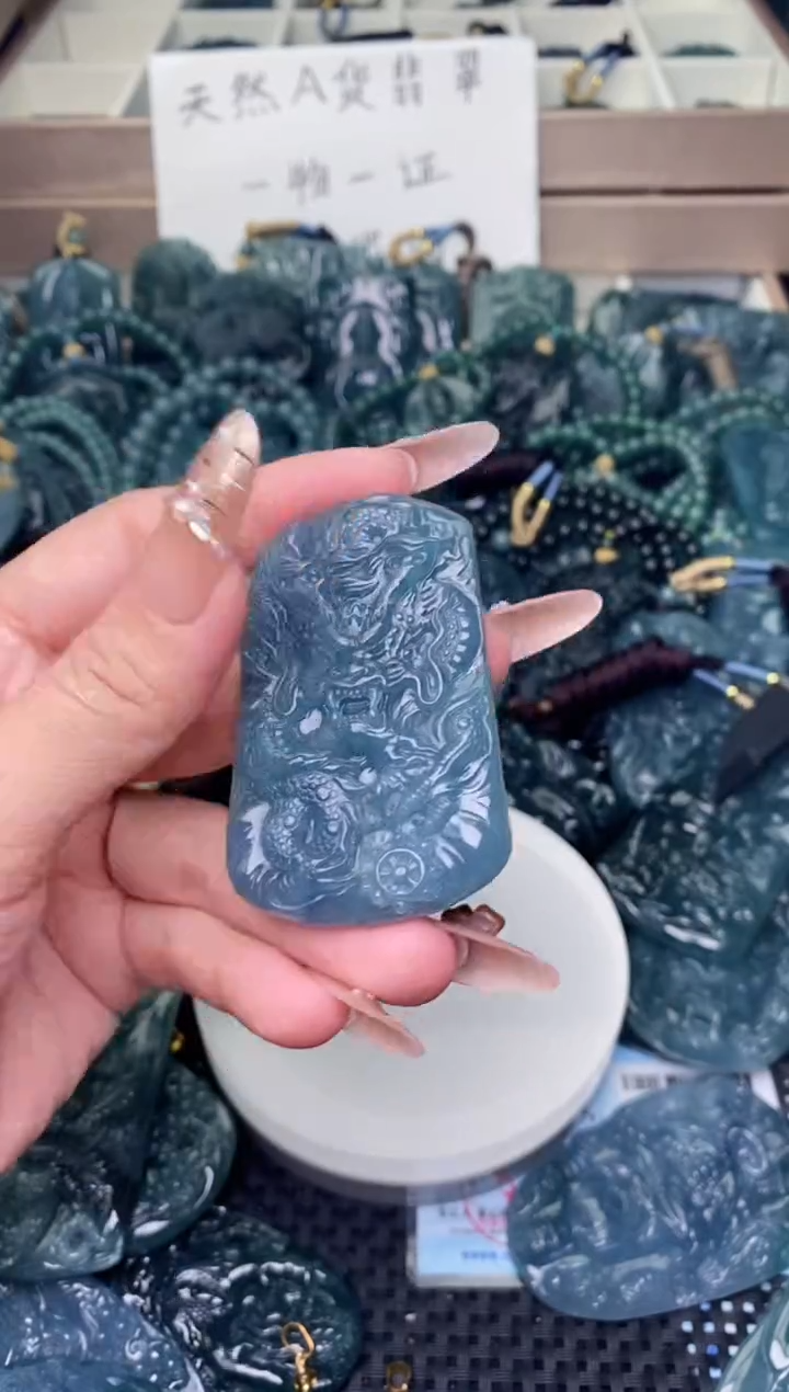 翡翠未镶嵌颈饰          
