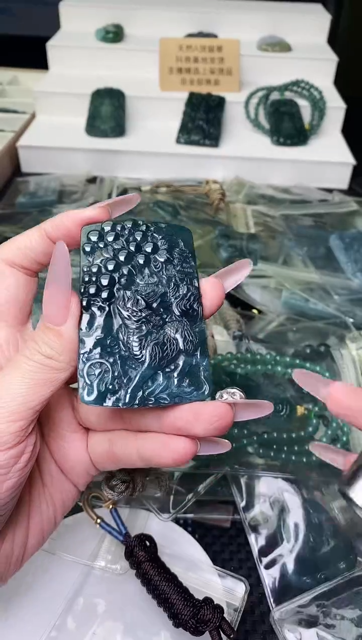 颈饰未镶嵌翡翠  