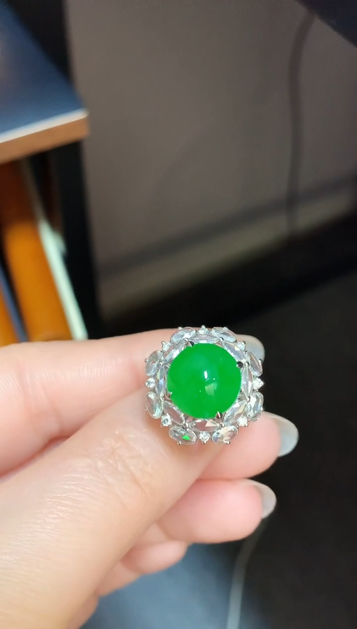 【闪购商品】翡翠戒指18K金镶嵌高冰满绿蛋面总价89800分笔 