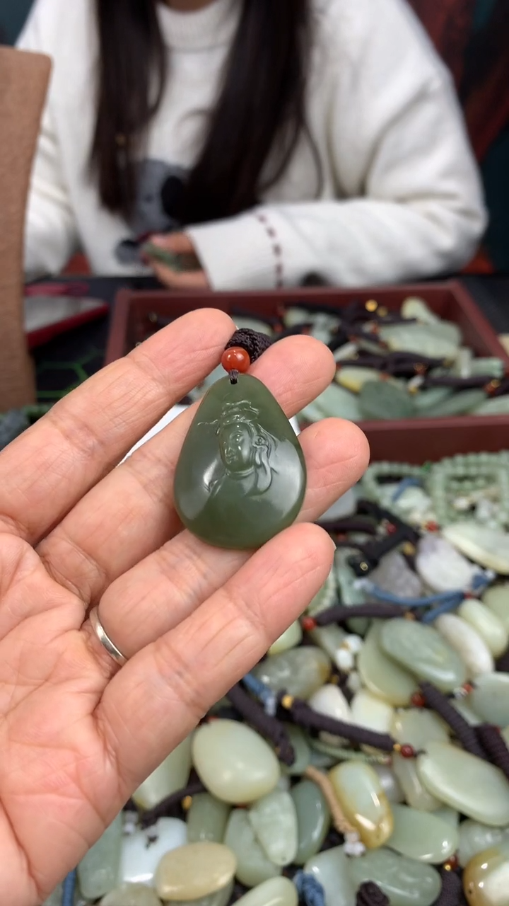 颈饰未镶嵌和田玉（多样性发一件）没有证书有瑕