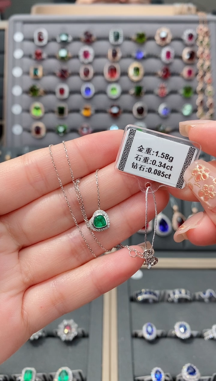 【闪购商品】祖母绿颈饰18K金镶嵌0.34   