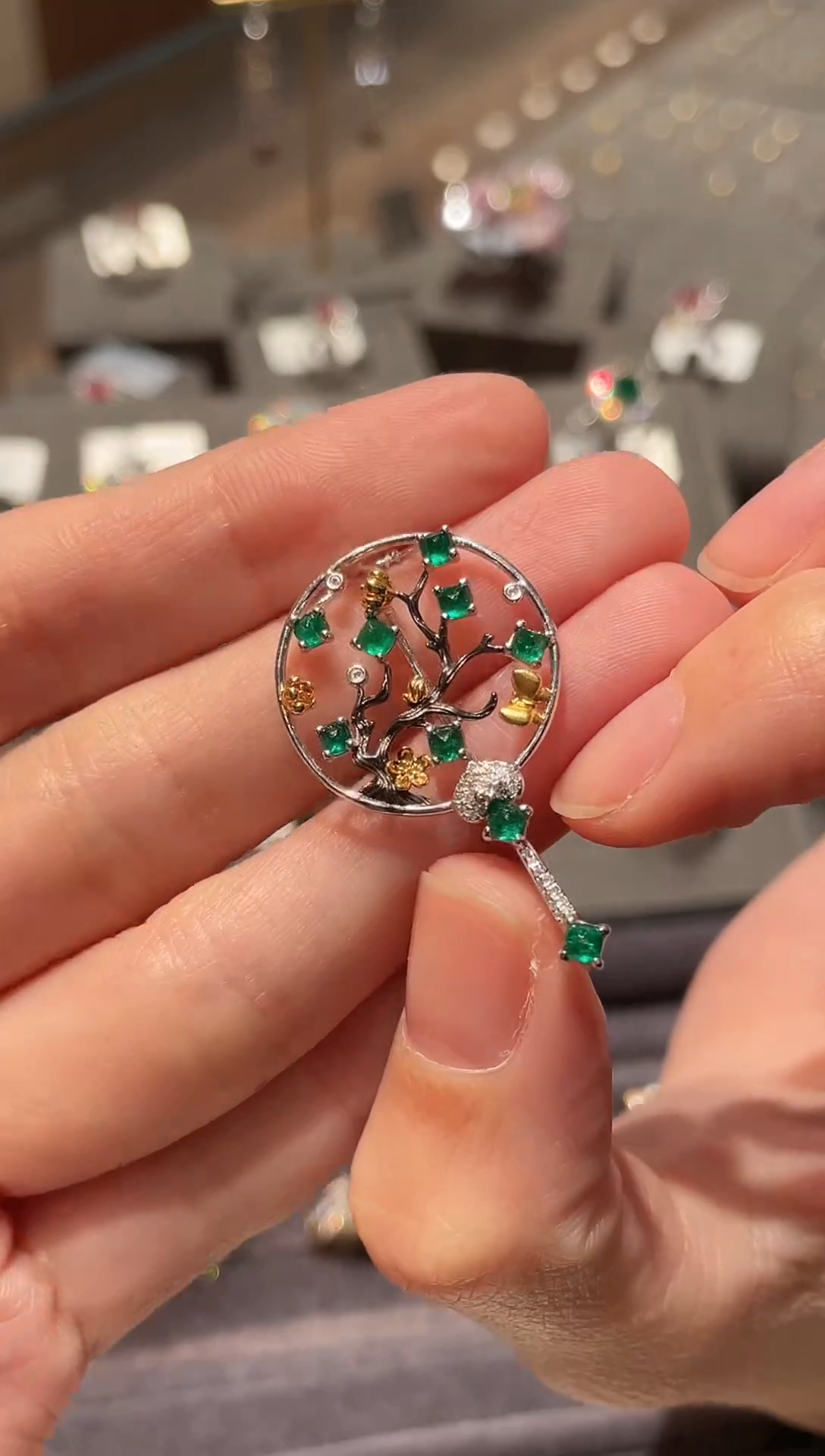 【闪购商品】祖母绿胸针18K金镶嵌团扇