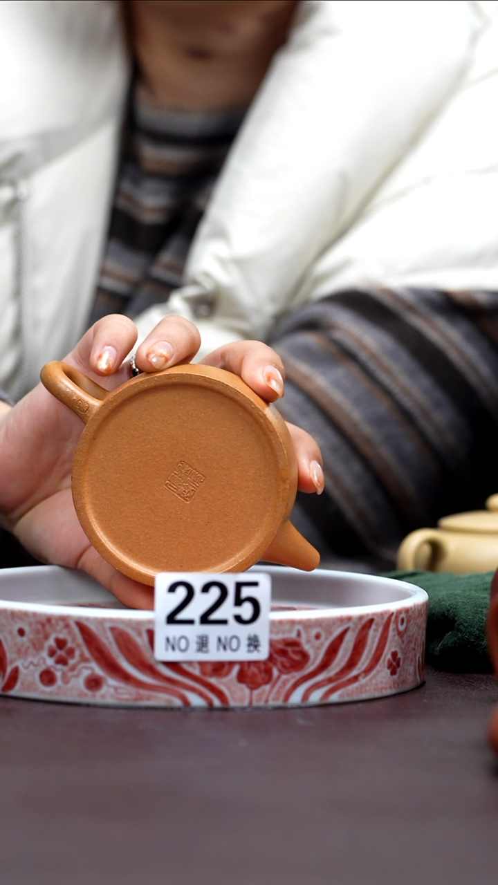 紫砂壶225  汉瓦 底部红泥颗粒