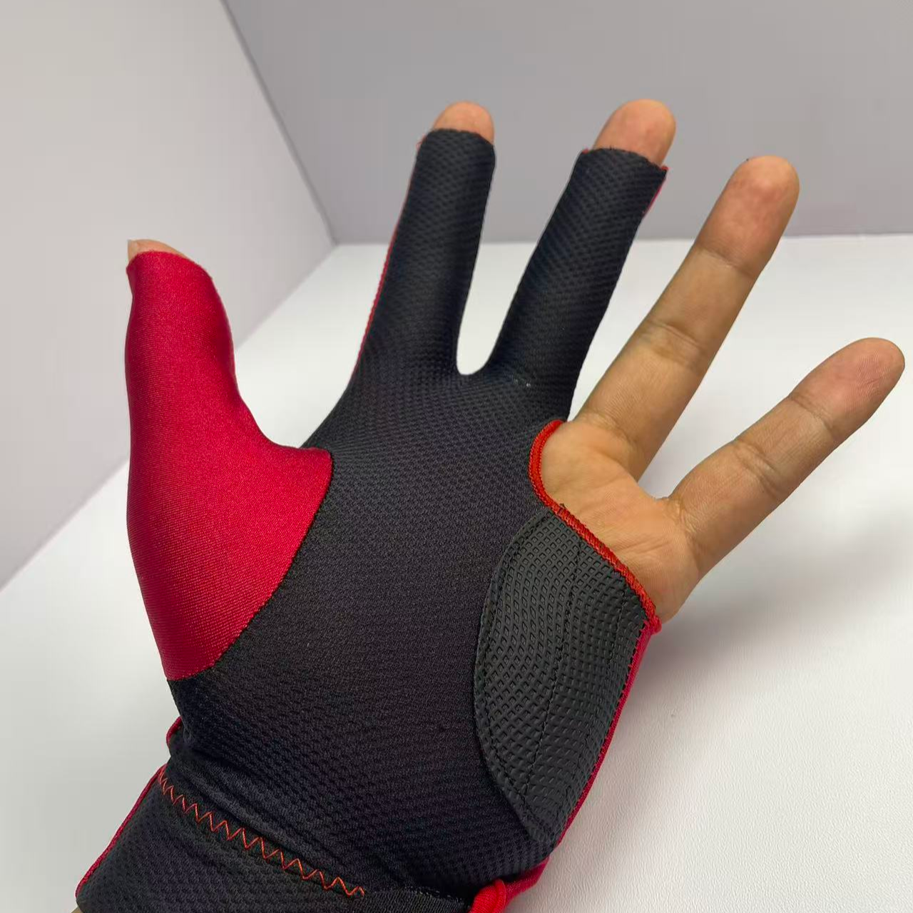 DM 烈焰红台球手套防汗耐磨透气台球手套可根据自己手型进行剪裁