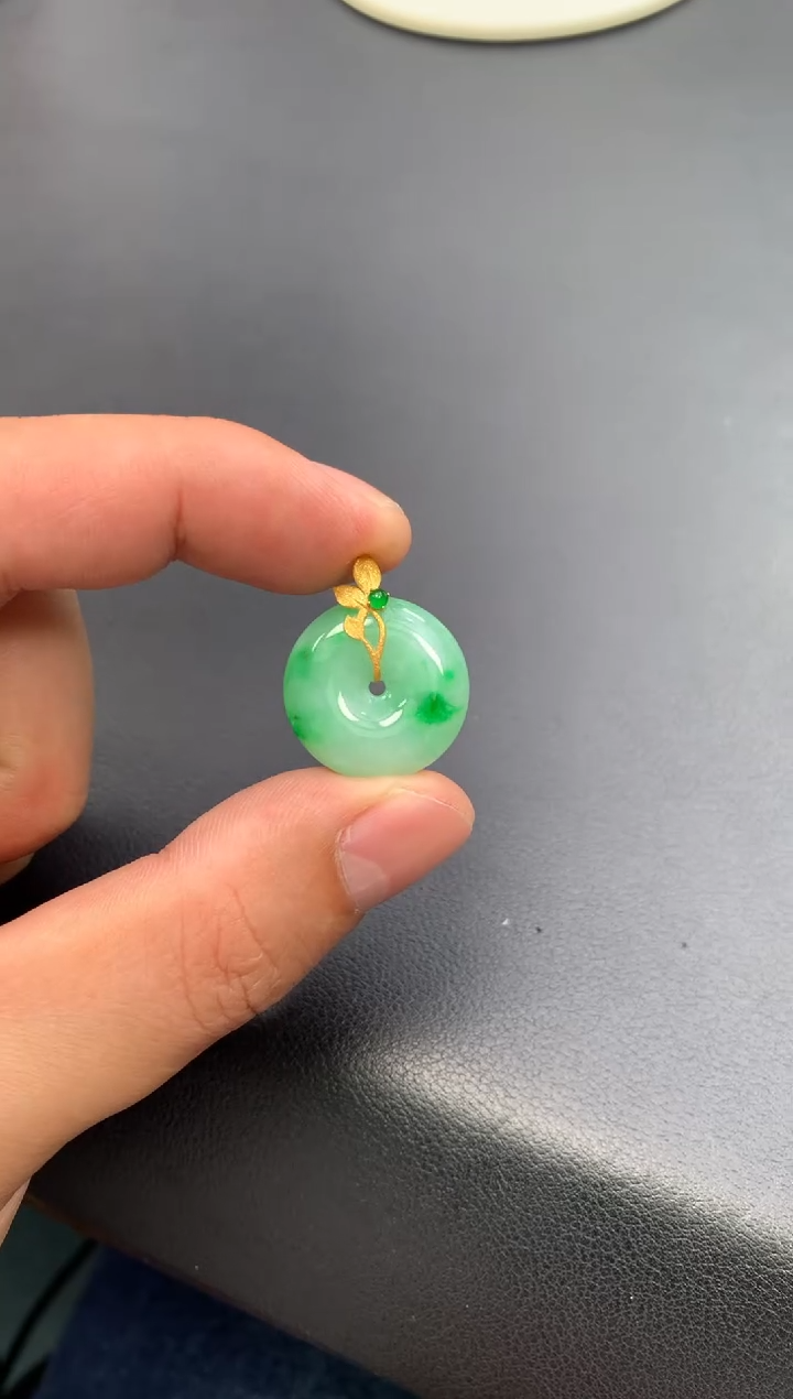 颈饰18K金镶嵌翡翠48小时鉴赏期 退货不扣服务费