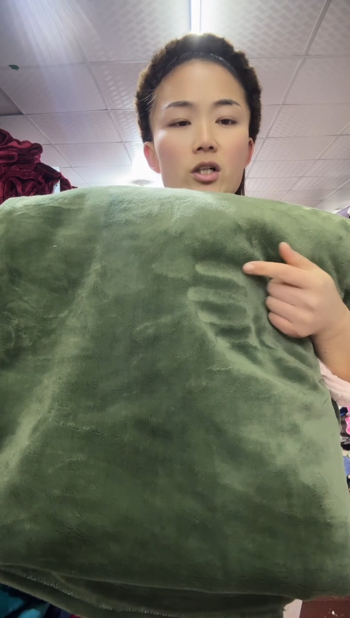 法兰绒绿色毛毯2*1.8