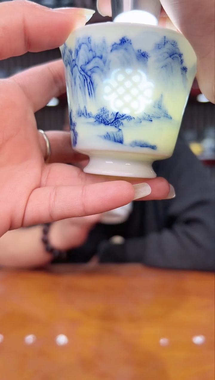 【闪购商品】【小胖严选】景德镇手绘玲珑山水融天杯