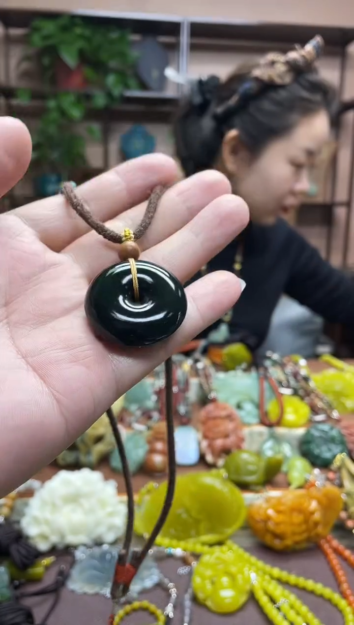 未镶嵌岫玉吊坠多样性发货发其中之一