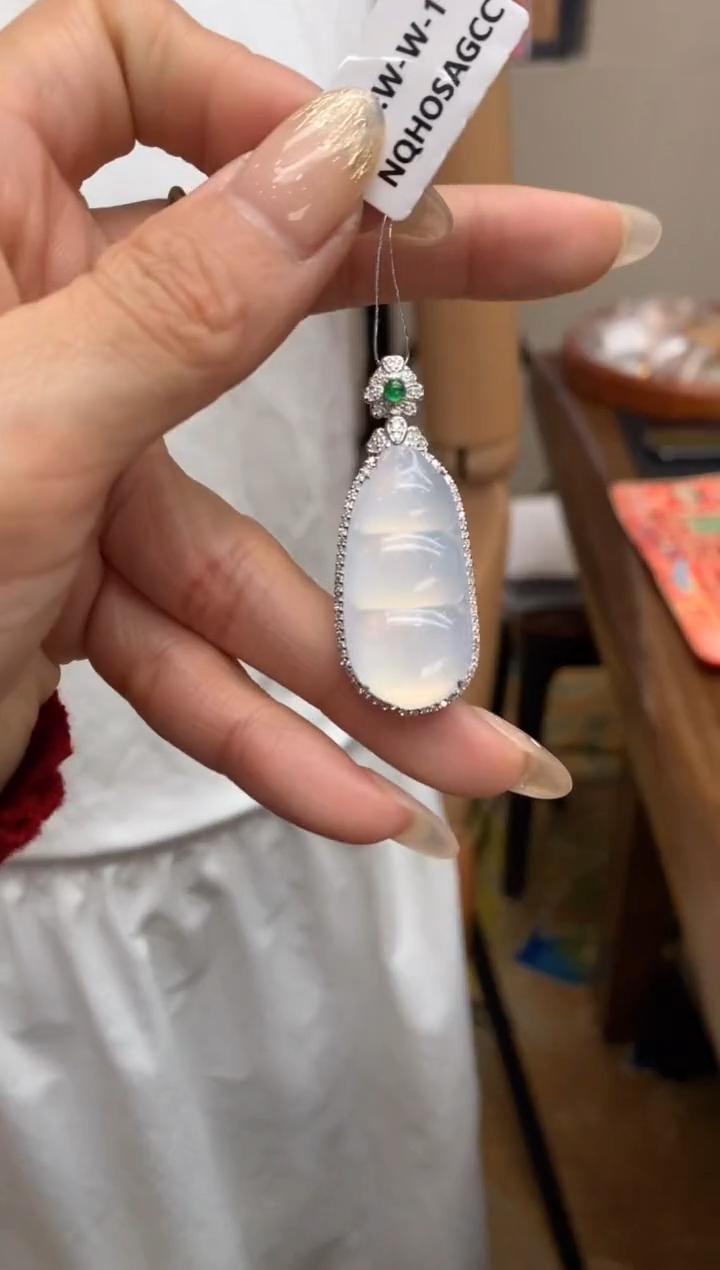 【闪购商品】翡翠颈饰18K金镶嵌福豆