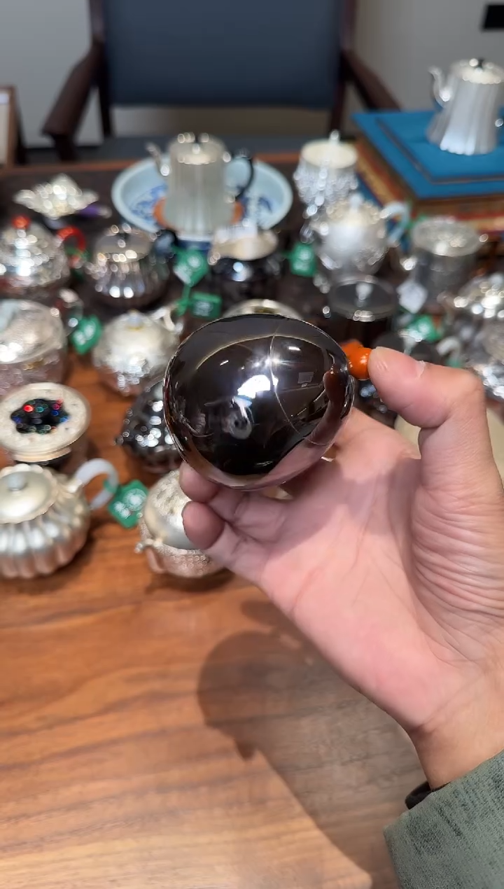 -强**体'呆坐 玄紫镜面小龙蛋壶